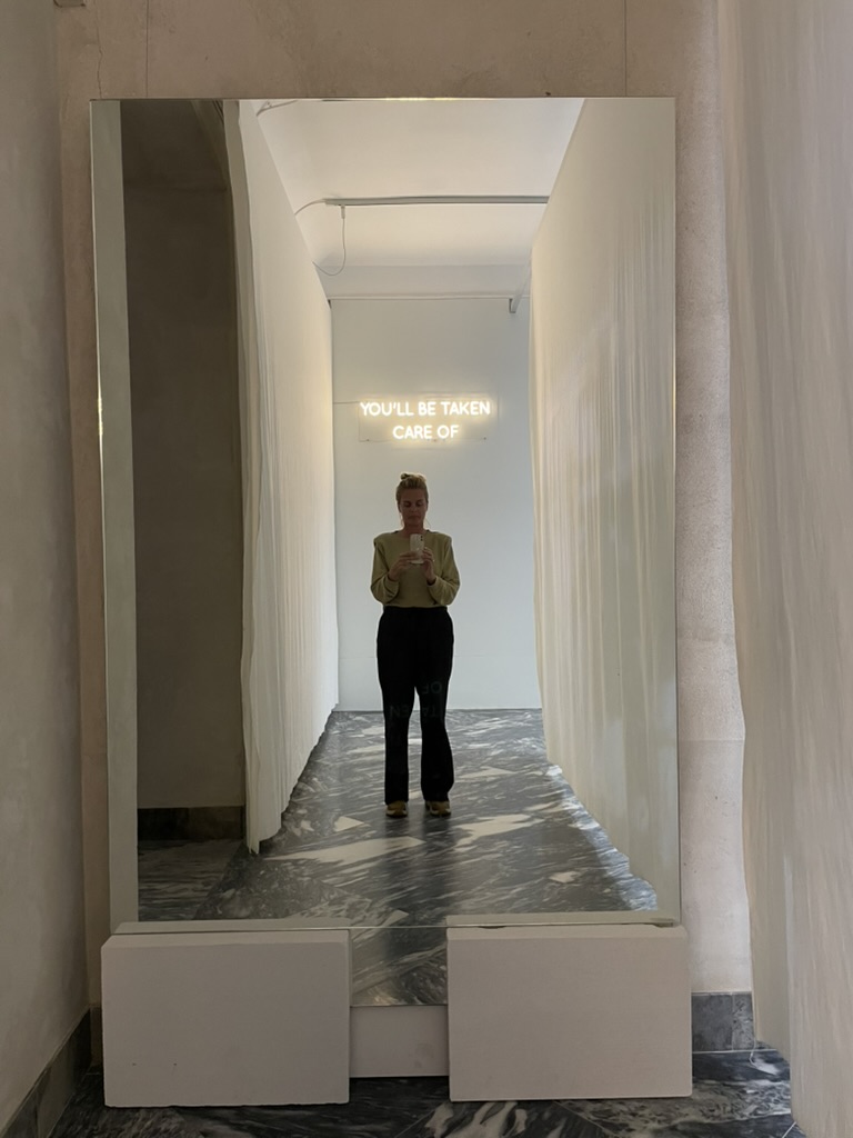 Annemette Müller foran et neonværk på ARoS Aarhus Kunstmuseum