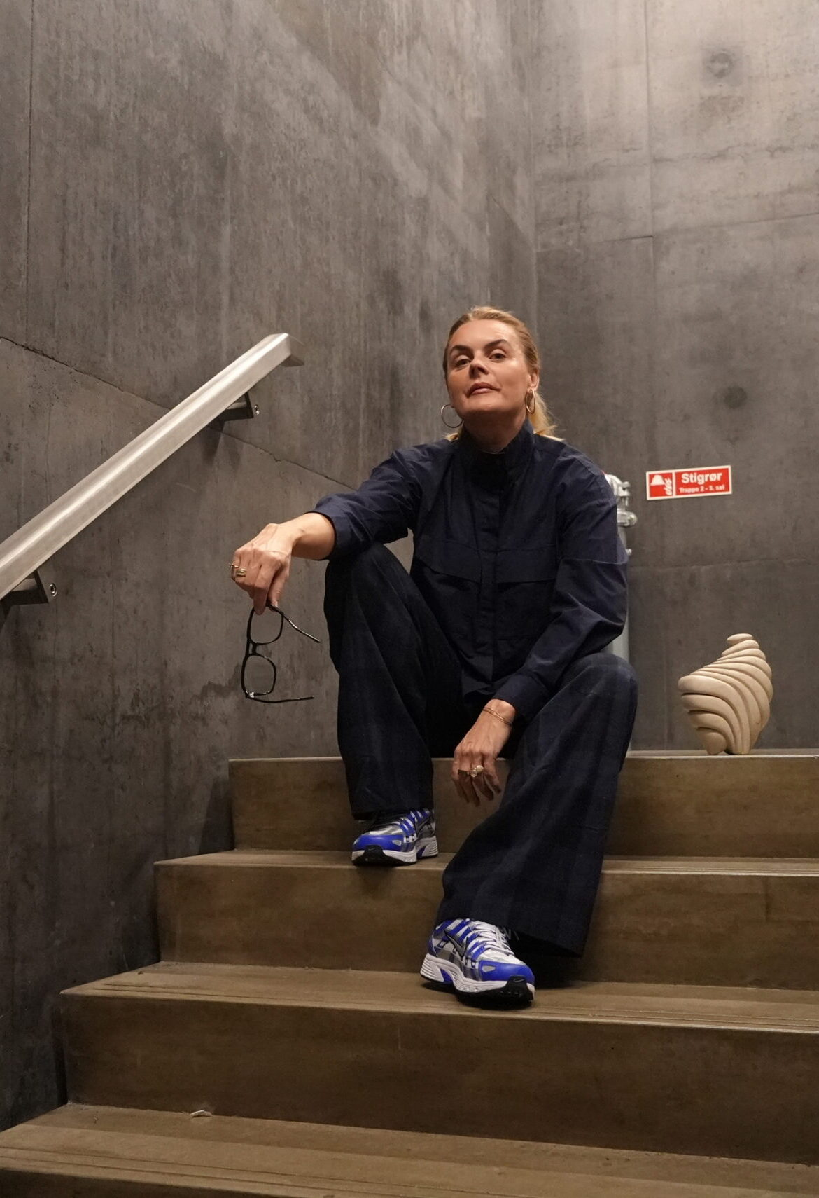 Portræt af kunstrådgiver Annemette Müller med skulptur af Jesper Neergaard.