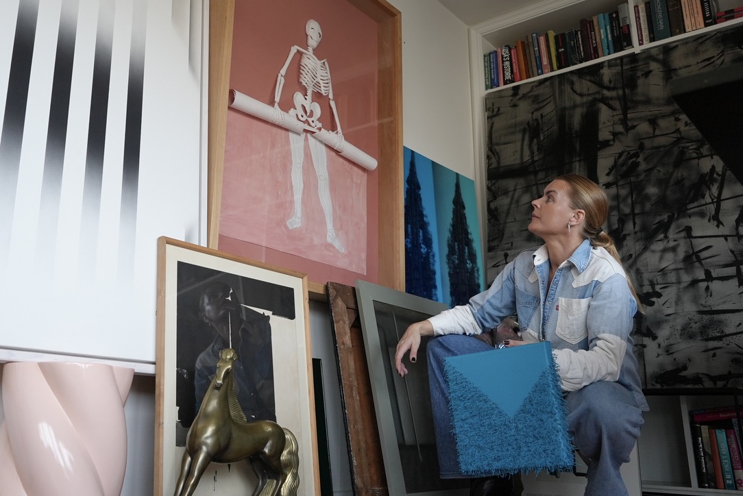 Portræt af kunstrådgiver Annemette Müller foran værker af Alexandre Kéléty, Claus Carstensen, Finn Mickelborg, Lars Christensen, Peter Callesen, André Marfaing og Frederikke Friderichsen.