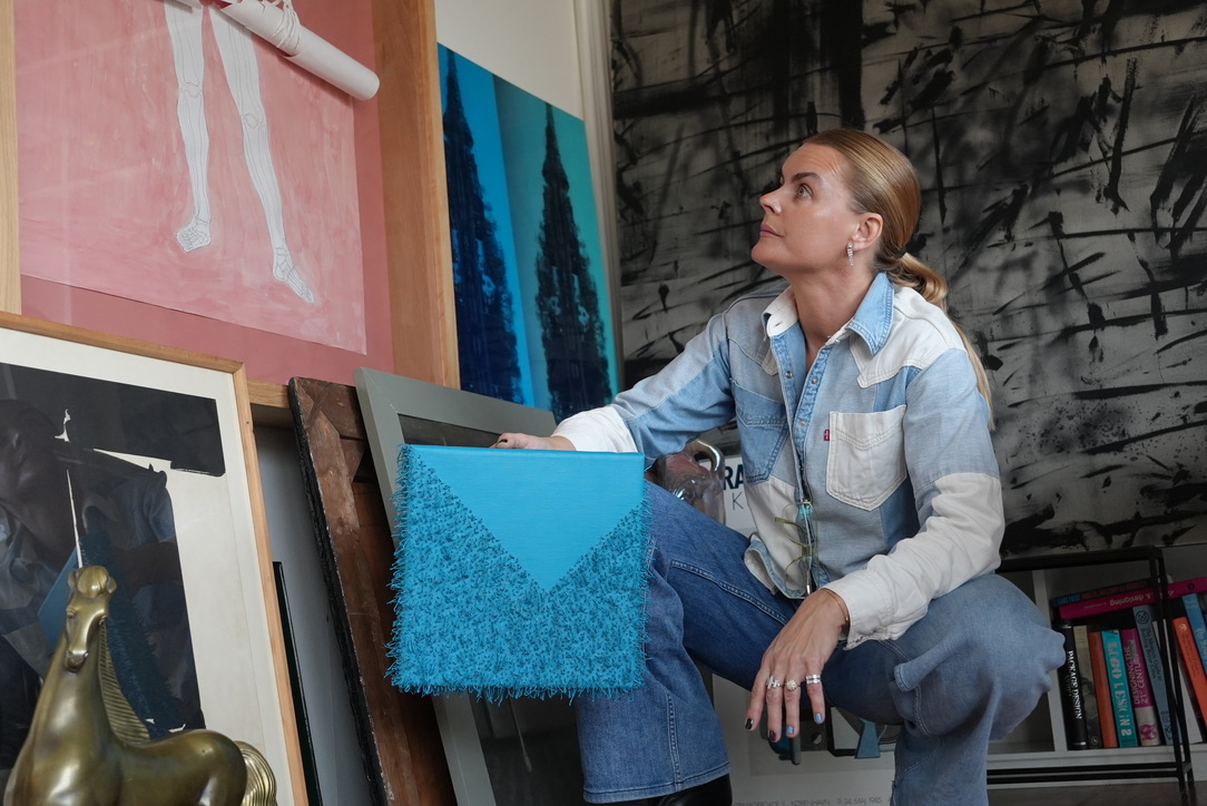 Nærportræt af kunstrådgiver Annemette Müller foran samtidskunstværker.