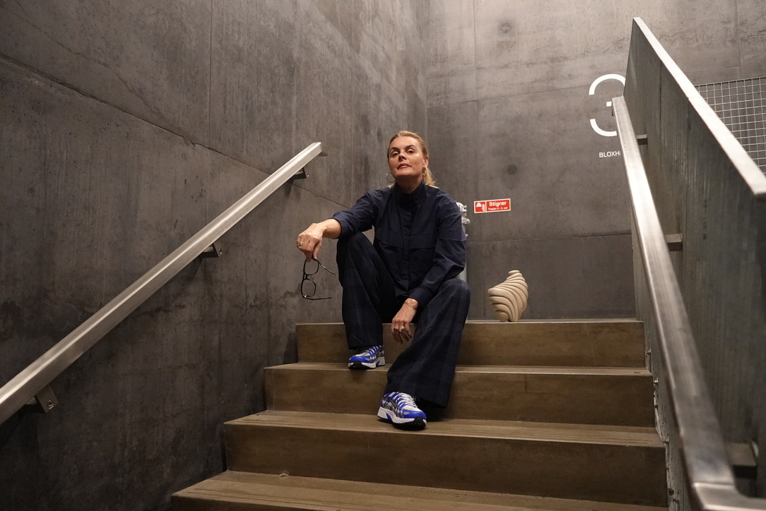 Portræt af kunstrådgiver Annemette Müller med skulptur af Jesper Neergaard.