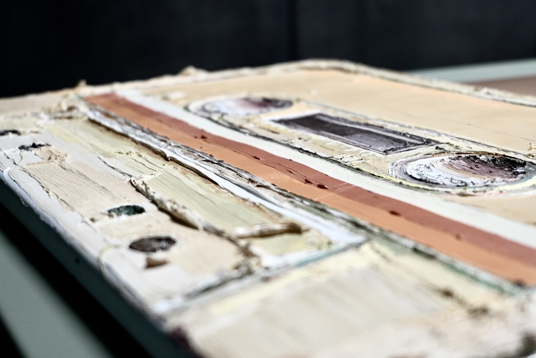 Maleri af Søren Bjørn med kassettebånd, olie på lærred, 40×60 cm.