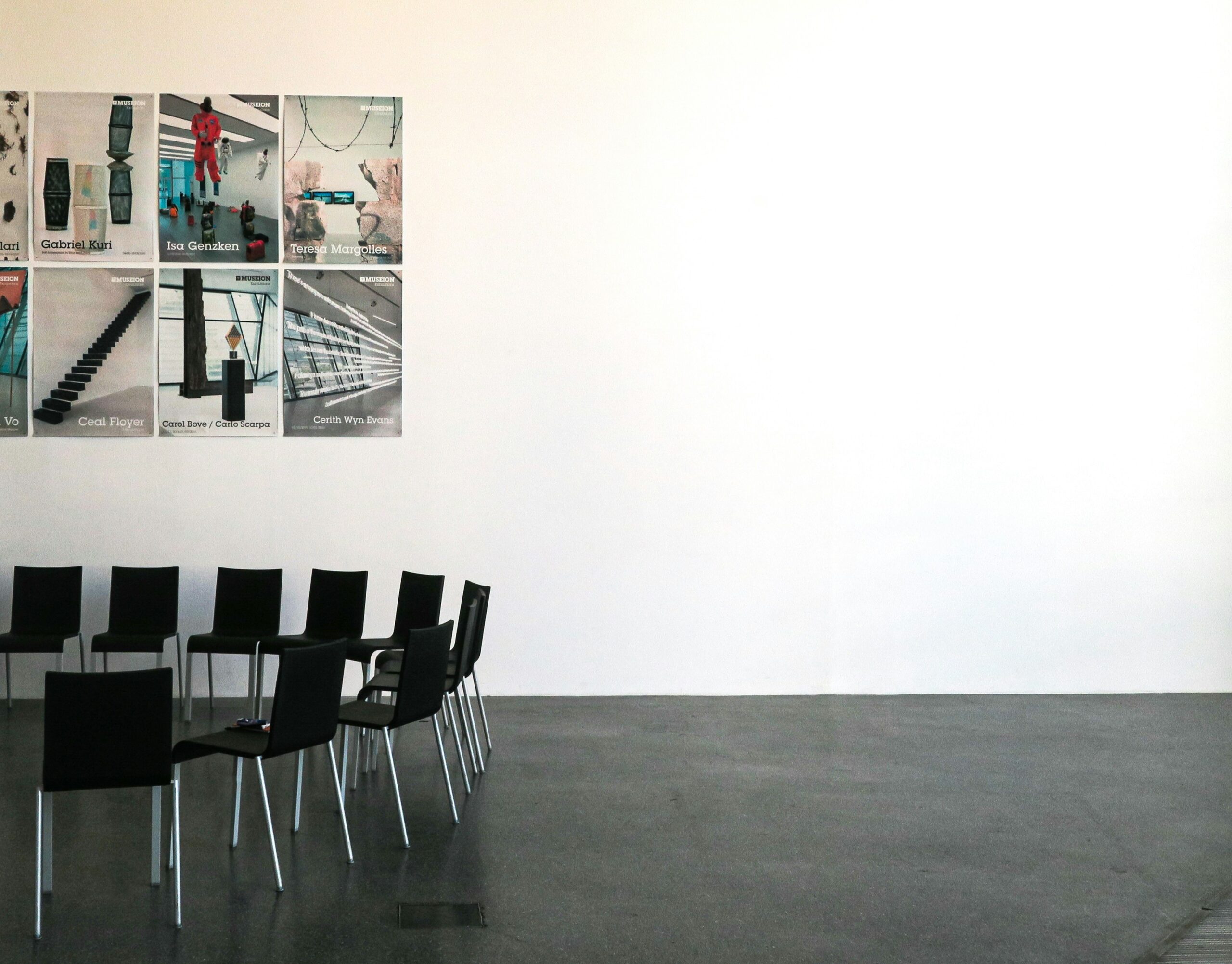 Mødelokale med stole og kunst på væggene, brugt til aktiviteter der forankrer kunst i hverdagen og fællesskabet.