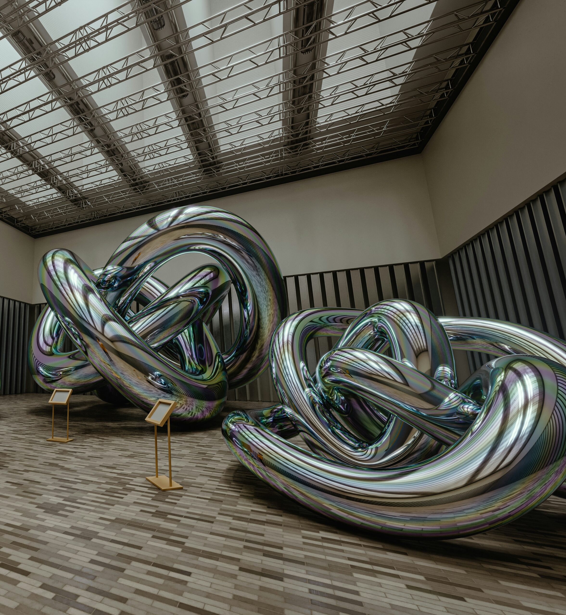 Abstrakte, skinnende skulpturer i en museumssal, der fremhæver samspillet mellem kunstværk og rum
